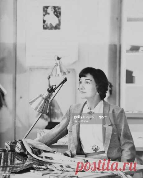Coco Chanel seated at table with fabric, wearing pocketed jersey... Nachrichtenfoto - Getty Images