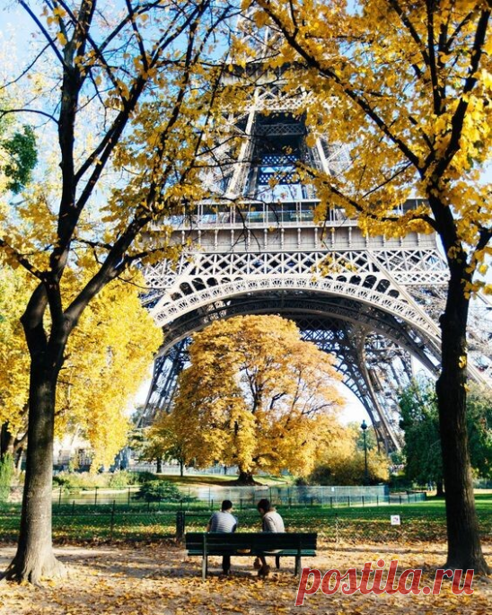 В Париже осень