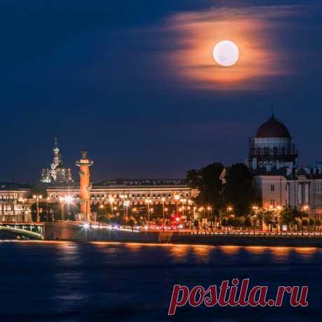 Ночной Васильевский остров и обжигающая луна над сказочным городом 

Фото: via_rozetka