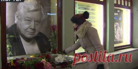 Москвичи несут цветы к портрету Табакова в МХТ имени Чехова