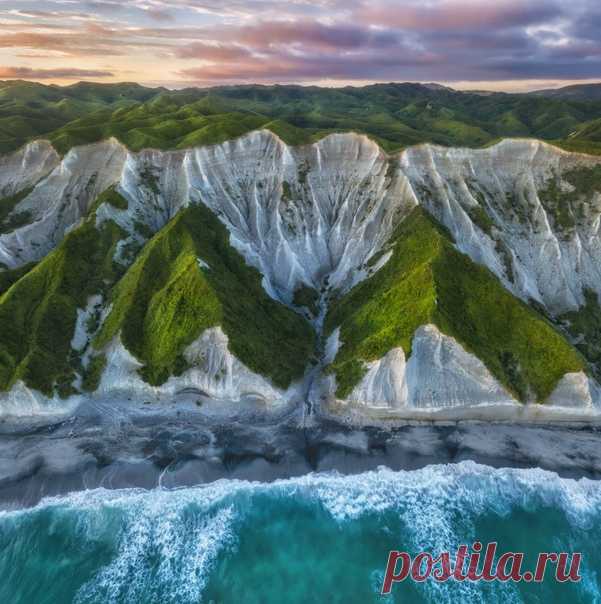 Белые скалы Итурупа. Курильские острова, Россия. Автор фото – Андрей Грачев: nat-geo.ru/community/user/17580/