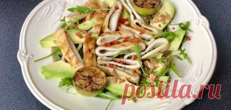 Салат из обжаренных кальмаров с чили и лаймом – Вся Соль - кулинарный блог Ольги Баклановой