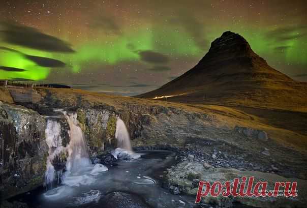 Полярные сияния над горой Kirkjufell в Исландии / Физика невозможного!