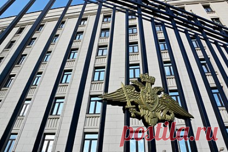 Минобороны рассказало о подвиге отразившего атаку дронов ВСУ рядового. Рядовой Игорь Трофимов совершил подвиг в зоне проведения спецоперации — он уничтожил два беспилотника Вооруженных сил Украины (ВСУ) и обезвредил взрывное устройство. «В ночное время Игорь находился на наблюдательном посту. На пост была предпринята атака дронов-камикадзе противника», — сообщили в Минобороны.