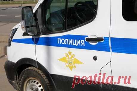 Житель Петербурга зашел к соседу и нашел его гниющее тело рядом с пьяной женой. Пенсионер из Санкт-Петербурга обратил внимание на приоткрытую в течение дня дверь в квартиру соседей и решил в нее заглянуть. Внутри он обнаружил обнаженное разлагающееся тело мужчины и его 69-летнюю супругу, находившуюся в состоянии сильного алкогольного опьянения. Причина смерти россиянина устанавливается.