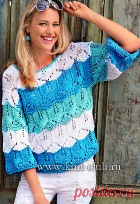 Женский вязаный пуловер спицами голубые волны