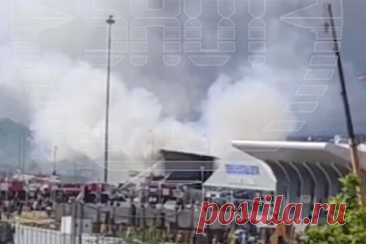 Мощный пожар на территории российского аэропорта попал на видео