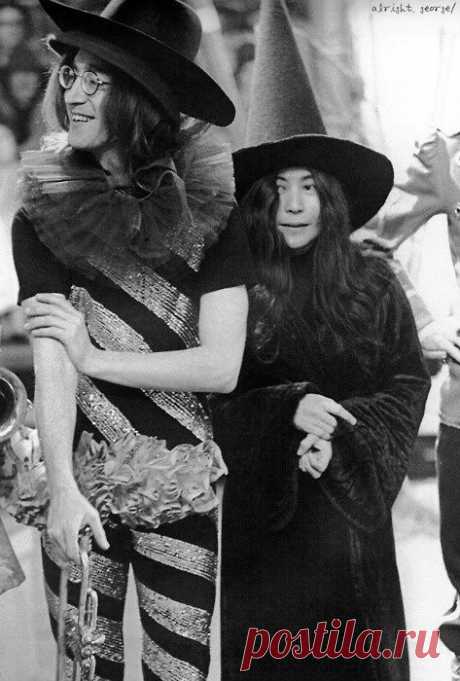 John &amp; Yoko, 1968 ( photographed by Annie Leibovitz ) | Cris Jensen приколол(а) это к доске Pictures