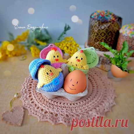 PDF Цыплёнок в скорлупке крючком. FREE crochet pattern; Аmigurumi toy patterns. Амигуруми схемы и описания на русском. Вязаные игрушки и поделки своими руками #amimore - маленький цыпленок в скорлупе из обычной пряжи, вязаные цыплята к Пасхе, пасхальное украшение, декор.