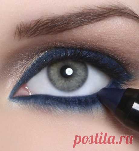 Navy blue eyeliner is so pretty!