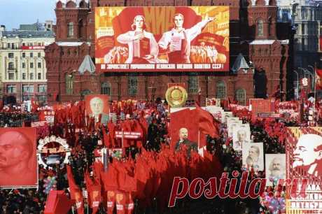 День 7 ноября - красный день календаря... На Красную площадь выходит колонна трудящихся легендарного ЗИЛа. 1982 год. Я из того поколения, для которого этот день был праздником. Мои поздравления!