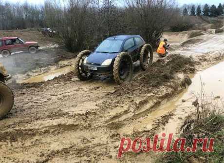 Ford Fiesta на колесах от трактора — как раз для наших дорог (3 фото) . Тут забавно !!!