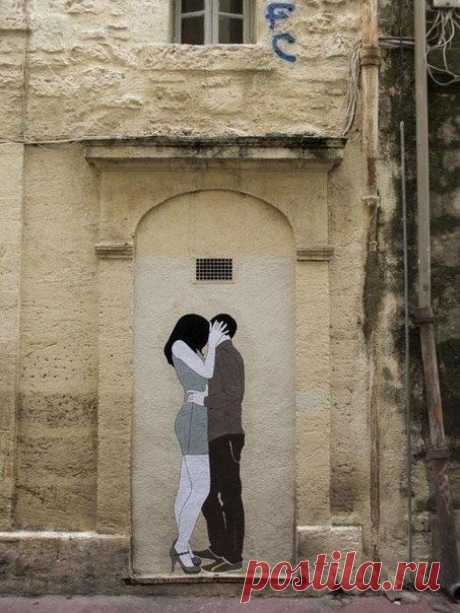 Поцелуи на стенах города от уличного х / Удивительное искусство