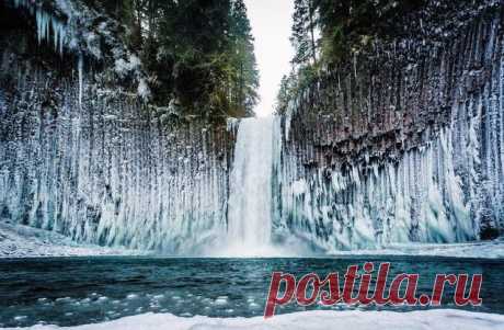Замерзший водопад Abiqua, Орегон, США