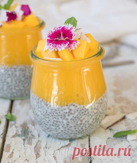 coconut chia pudding with mango puree - Choosingchia This coconut chia pudding with mango puree will make you feel like your on a tropical island. Enjoy this chia pudding for a healthy breakfast or snack!