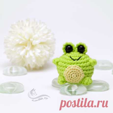 PDF Лягушка брелок крючком. FREE crochet pattern; Аmigurumi toy patterns. Амигуруми схемы и описания на русском. Вязаные игрушки и поделки своими руками #amimore - маленький брелок в виде лягушки, лягушонок.