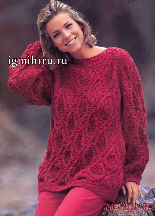 Малиновый пуловер с узорами из эффектных переплетений. Вязание спицами