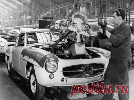 Ручная сборка родстеров Mercedes-Benz в 1958 году С мая 1955 года по февраль 1963 года компания Mercedes-Benz выпускала роскошный родстер Mercedes-Benz 190 SL со съемной жесткой крышей, либо со складывающейся брезентовой. Он представлял привлекательн…