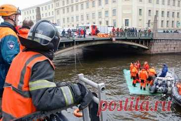Из утонувшего автобуса в Петербурге достали восемь человек