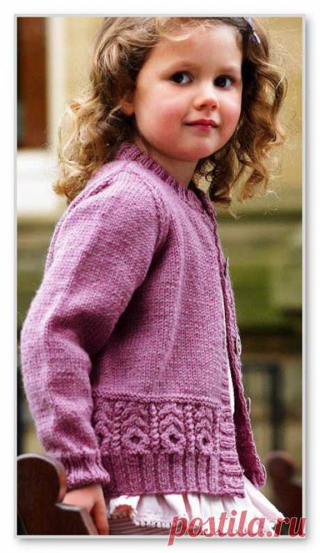 Вязание спицами для детей. Однотонная кофточка на пуговицах, с рельефным мотивом, для девочки 3-4 (5-6; 7-8; 9-10) лет