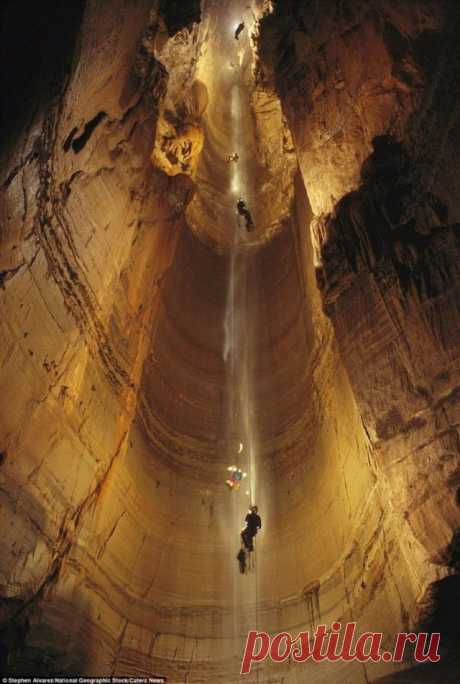 Путешествие к центру Земли: пещера Крубера | В мире интересного: Пещера Крубера-Воронья расположена в горном массиве Арабика в Абхазии. Вход находится на высоте около 2250 м над уровнем моря. Карстовая пещера субвертикального типа, представляет собой череду колодцев, соединённых между собой перелазами и галереями...