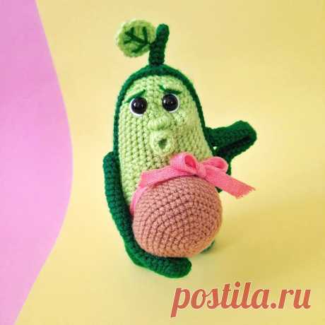 PDF Беременная Авокадинка крючком. FREE crochet pattern; Аmigurumi doll patterns. Амигуруми схемы и описания на русском. Вязаные игрушки и поделки своими руками #amimore - авокадо, фрукт.