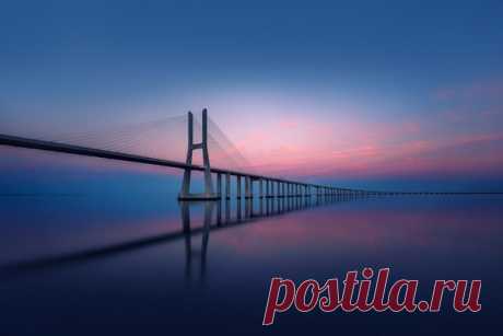 «Мост в бесконечность». Мост Васко да Гама. Лиссабон, Португалия. Автор фото — Дмитрий Купрацевич: nat-geo.ru/photo/user/114930/