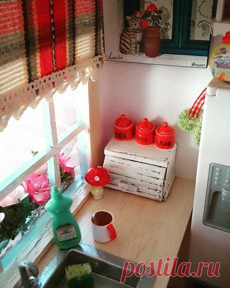 dollsworld by d в Instagram: «Goodmorning from my sunny little new kitchen. I love the big window. . 2 weeks now I am making over my dollhouse.. The kitchen is not finished yet because I have to go buy some balsa woods and craft things. 🏡 🏡 😍 💕 💜 ♥ ☕ 🍪 🌸 😊»