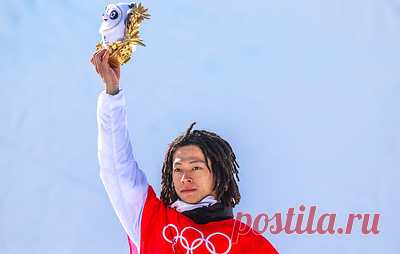 Японский сноубордист Аюму Хирано стал олимпийским чемпионом в дисциплине "хафпайп". Вторым стал австралиец Скотти Джеймс, третьим - швейцарец Ян Шеррер
