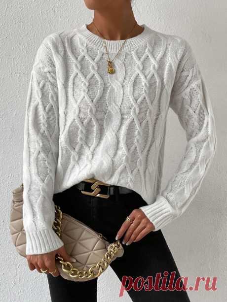 Красивый чисто-белый свитер с широкой косой по центру и аранами по бокам (схема узора)