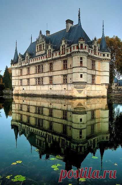 Azay-le-Rideau Castle, Loire Valley France | Sam Farrar Williams приколол(а) это к доске The Mystique of France