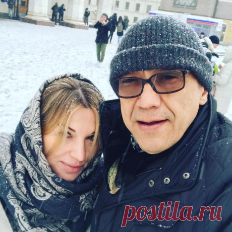 Маленький сын Егора Кончаловского умилил пользователей Сети: Тимур весело копается в снегу