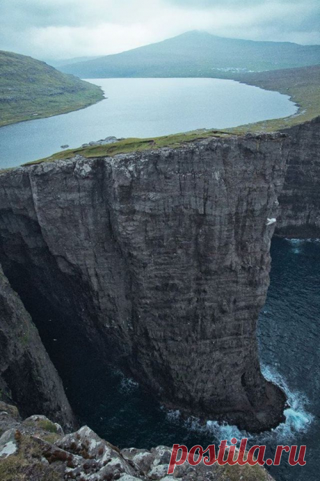 Danny Alexander приколол(а) это к доске Things that are just cool !!!…: Sorvagsvatn, Faroe Islands Archipelago - lake over the ocean; Фарерские острова архипелага - озеро над океаном