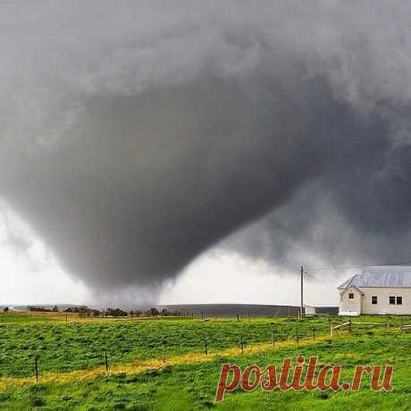 Огромный торнадо возле маленькой церкви, Южная Дакота, США / Социальная погода