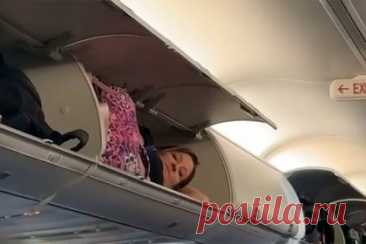 Пассажирка самолета решила поспать на багажной полке и попала на видео