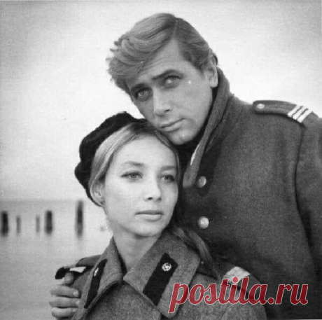 Пола Ракса (исполнительница роли медсестры Маруси) и Януш Гайос (в роли танкиста Янека) в легендарном телефильме «Четыре танкиста и собака», 1966 год.