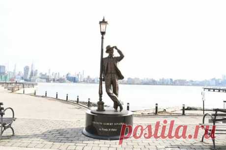 Статуя Фрэнка Синатры открыта в родном городе певца в честь дня его рождения