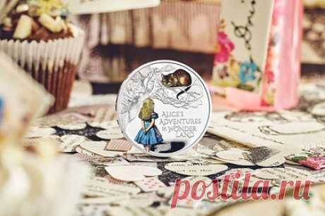 В Великобритании выпустили монеты с Алисой в Зазеркалье. В Великобритании выпустили монеты, посвященные книге английского писателя Льюиса Кэрролла «Алиса в Зазеркалье», рассказывается на сайте Королевского монетного двора. В 2021 году отмечается 150-я годовщина со дня публикации этого произведения, продолжения «Алисы в Стране чудес».