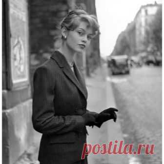Brigitte Bardot when she was fashion model. 
Photo : Georges Dambier, 1954.