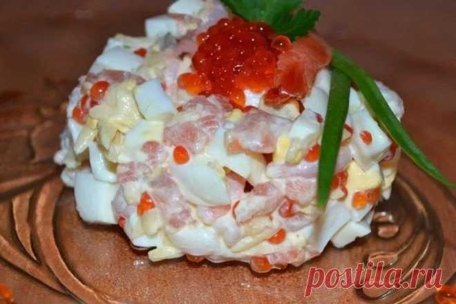 Морской салат с кальмарами, креветками и сыром - Отличные салаты для прекрасных людей Другое название блюдо – «Царский салат». Вряд ли цари ели такое кушанье, а вот ваши гости обязаны оценить приготовленное вами великолепие по достоинству.