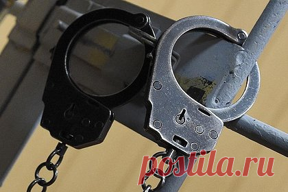 Завербованного СБУ крымчанина обвинили в покушении на убийство министра. В Крыму жителю Советского района, завербованному украинской спецслужбой, предъявили обвинение в покушение на убийство одного из министров республики. По данным следствия, мужчина должен был за деньги стать исполнителем заказного убийства, однако воплотить задуманное ему не удалось. Вечером 9 сентября он был задержан.