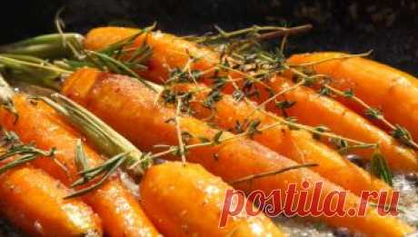 5 блюд из моркови Из этого оранжевого овоща можно приготовить и закуску, и основное блюдо, и десерт! Предлагаем вам морковные блюда с необычными вкусовыми сочетаниями.  Морковно-апельсиновый салат с мятой Ингредиенты:  Морковь - 3-4 шт. Апельсины - 2 шт. Мята - 1 ст.л. Красная смородина - 60 г Кедровые орешки - 50 г Оливковое