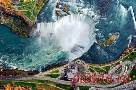 НИАГАРСКИЙ ВОДОПАД С ВЫСОТЫ, КАНАДА. 

Ниагарский водопад, где находится граница двух Великих озер (Эри и Онтарио), состоит фактических из трех отдельных водопадов — Американского, водопада Фаты и водопада Подковы, который часто называют Канадским из-за того, что он находится на территории этой страны. Высота Ниагарского водопада в канадской части — 49 метров.