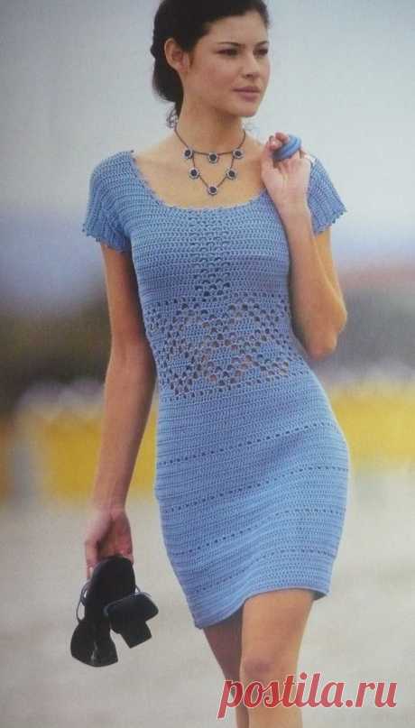 Голубое платье с ромбиками.