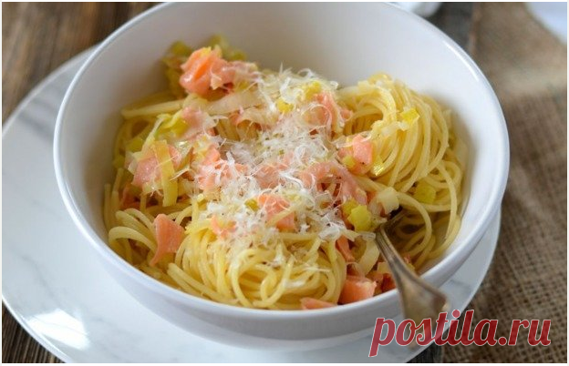Спагетти с семгой и луком-порей.