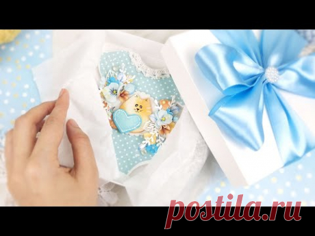 Милая открытка-бодик на рождения малыша / Открытка с котиком, цветами и сладостями из фоамирана