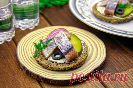 Бутерброды с селедкой на черном хлебе с соленым огурцом рецепт с фото пошагово - 1000.menu