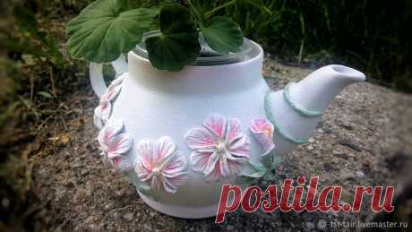 Преображение старого чайника в цветочное кашпо с элементами лепнины