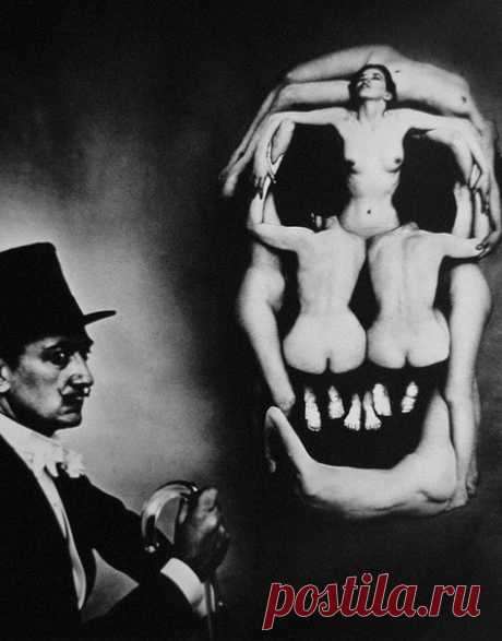 Автор: Philippe Halsman Для работы «Смерть в наслаждении» (In Voluptate Mors), рисунок придумал сам Дали. Для эскиза черепа из женских тел выбирали натурщиц, фигурой похожих на его любимую модель — жену Галу. У натурщиц маленькая грудь, красивые крупные бедра. (Девушки с большим бюстом позируют, лежа спиной к зрителю). Сам Сальвадор смотрит в камеру с отстраненно-безумным выражением лица.