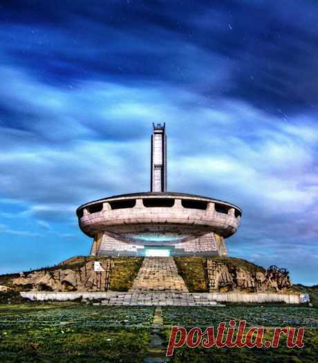 Buzludzha, Bulgaria. The Buzludzha Monument on the peak was built by the Bulgarian communist regime to commemorate the events in 1891 when the socialists led by Dimitar Blagoev assembled secretly in the area to form an organised socialist movement. It was opened in 1981. No longer maintained by the Bulgarian government, it has fallen into disuse. | Lady Nymph приколол(а) это к доске Bulgaria